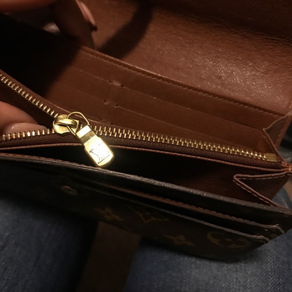Louis Vuitton Monogram Sarah Wallet - Picture 5 of 7